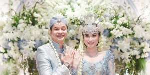 6 Potret Mesra Adly Fairuz dan Angbeen Rishi Setelah Menikah, Lengket Banget Kayak Prangko