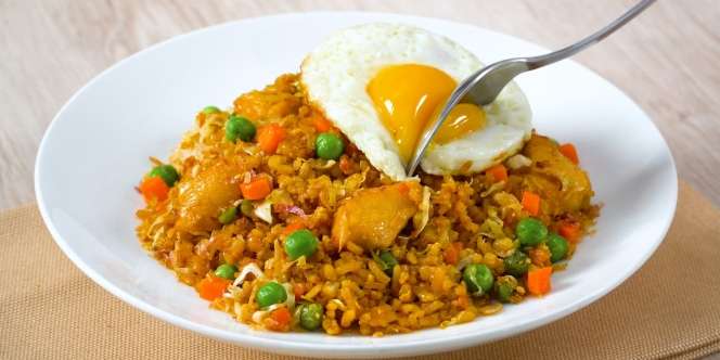 Kini Ada Turorial Masak Nasi Goreng Pakai 'Bedak Bayi', yang Bener Aja?