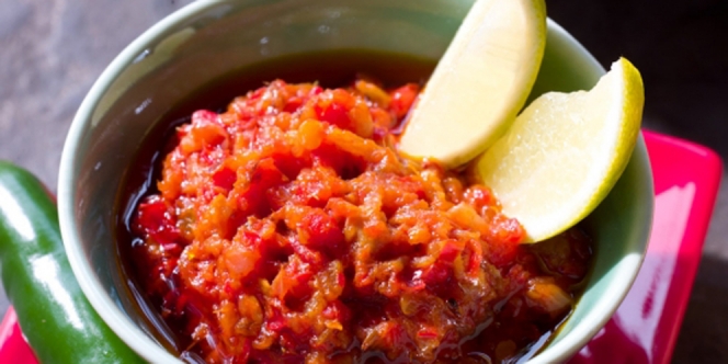 5 Resep Mudah Cara Membuat Sambal Tomat Mentah dengan Teri, Terasi, dan Bawang yang Enak