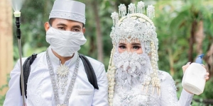 Balada Menikah Saat Pandemi Corona, 7 Pengantin Ini Pakai Masker Cantik Untuk Lengkapi Gaunnya