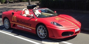 Bukan Pakai Motor Bebek, Layanan Pesan Antar McDonald ini Justru Pakai Mobil Ferrari