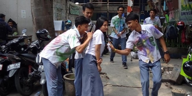 Puluhan Pelajar Baru Lulus Ini Santuy Corat-coret Seragam di Tengah Pandemi, Ngajak Bercanda Corona!