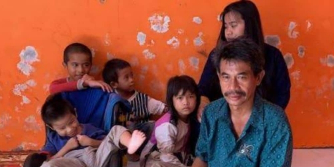 Krisis Akibat Corona, Seorang Bapak Keliling Kampung Jual Handphone Rusak Demi Beras untuk Keluarga