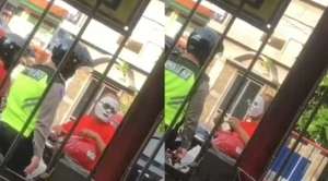 Bapak Ini Pakai Masker Kecantikan Saat Naik Motor, Netizen: Cegah Corona Kaga, Glowing Iya!