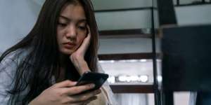 Chat Cuma Di-read Doang, Sinyal Halus Kamu Harus Mundur Teratur Deketin Dia