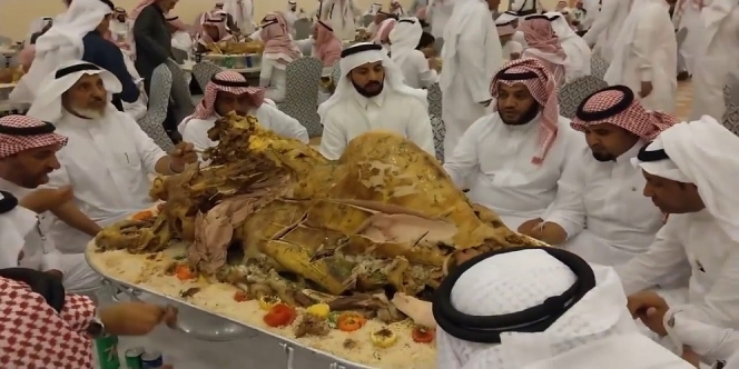 Ini nih Tradisi Iftar Terunik di Negara-Negara Arab, Makan Satu Ekor Unta Utuh!