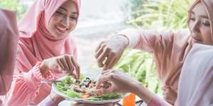 Emang Laper Banget, Tapi Langsung Makan Berat Waktu Berbuka Puasa Justru Bahaya!