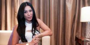 7  Potret Cantik Natural Anggun saat Membersihkan Rumah Pakai Piyama Bareng Sang Suami, Gemes Banget