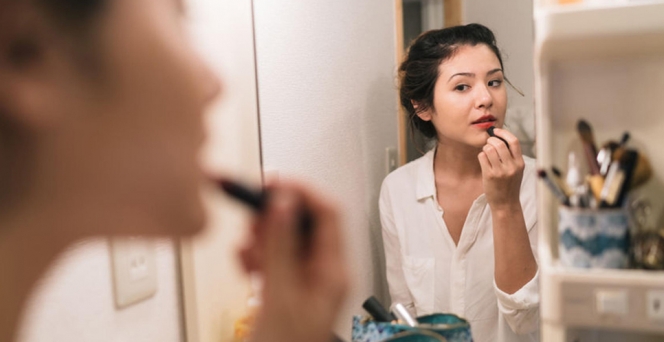 Tampil Cantik Saat Bukber Virtual, Yuk Intip Tips Makeup Natural yang Kamu Perlukan