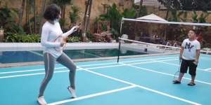 Badminton Bareng Krisdayanti, Yuni Shara Tetap Terlihat Lincah Jelang Usia 50