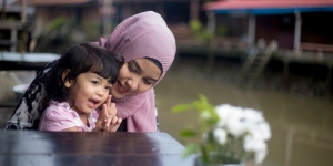 Selagi Menjalani Bulan Ramadan, Ajari Buah Hati untuk Berbuat Kebaikan ya Moms!
