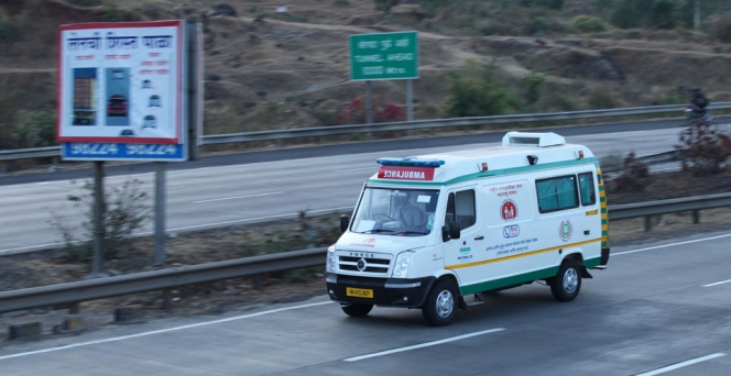Masukkan Pelanggar Lockdown ke Ambulans Berisi 'Pasien Corona', Aksi Polisi di India Ini Jadi Viral!
