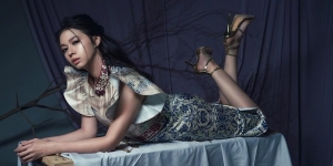 Tunjukkan Cinta pada Indonesia, Yuki Kato Tampil Stylish Pakai Aneka Model Batik