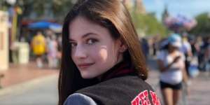 Jadi Anak Vampire Campur Manusia di Film Twilight, Intip Kecantikan Mackenzie Foy Terkini yuk!