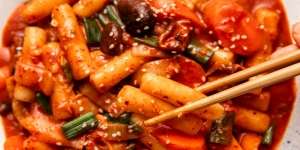 Bikin Ngakak! Pedagang Ini Jualan Tteokbokki dengan Terjemahan Bahasa Indonesia Versi Nyeleneh