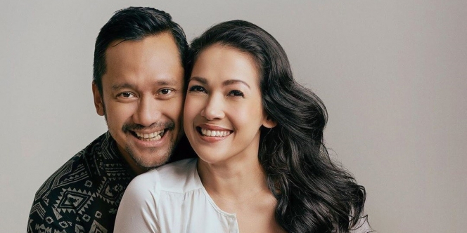 Setelah 10 Tahun Menikah, Tora Sudiro Akhirnya Imami Salat Mieke Amalia