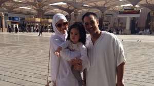 Unggah Foto Salat Berjamaah Bersama Keluarga, Instagram Nia Ramadhani Banjir Komentar Netizen