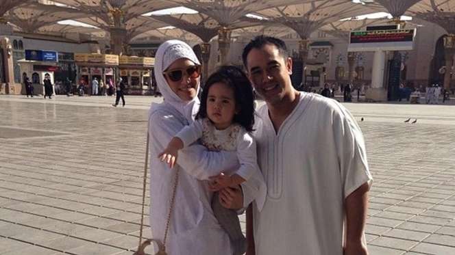 Unggah Foto Salat Berjamaah Bersama Keluarga, Instagram Nia Ramadhani Banjir Komentar Netizen