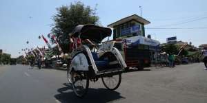 Krisis Uang karena Corona, Bapak Tukang Becak Sekeluarga Hanya Bisa Makan dengan Lauk Penyedap Rasa