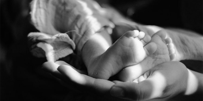 Kisah Pilu Seorang Ibu yang Melahirkan Bayi di Emperan Toko tanpa Bantuan Siapapun