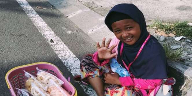 Bocah Kelas 2 SD Ini Harus Berjualan Snack Untuk Bantu Ibunya Penuhi Kebutuhan Keluarga