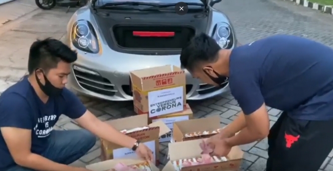 Aksi Viral Crazy Rich Surabaya Beri Bantuan ke Warga, Bagi-Bagi Kardus Mie Instan Isinya Uang Jutaan