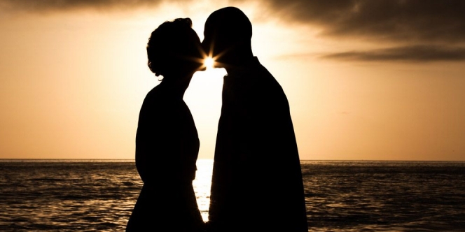 Nggak Cuma Romantis, Rutin Berciuman Bisa Bikin Pasutri Panjang Umur