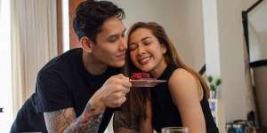 So Sweet! 5 Momen Pasangan Artis Ini Masak Bareng dengan Romantisnya, Bikin Jomblo Iri Aja