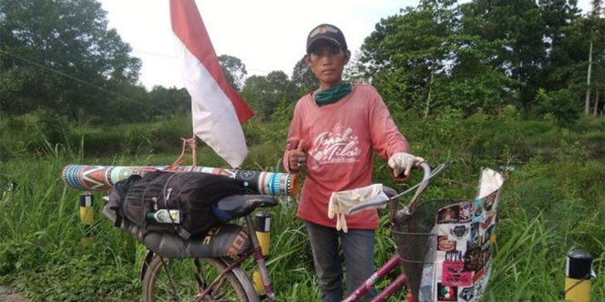 Tanpa Bekal Uang Sepeser pun, Pria Ini Berhasil Keliling Indonesia dengan Sepeda Onthel