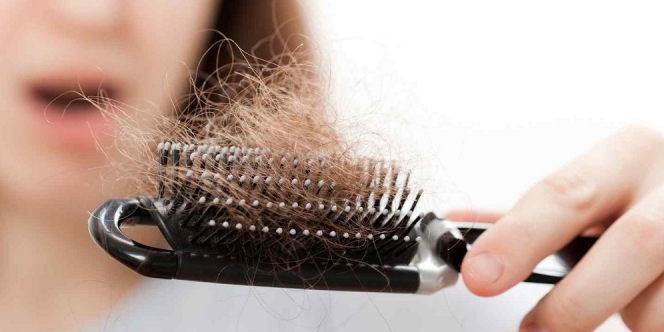 15 Penyebab Rambut Rontok yang Berlebihan pada Wanita dan Pria