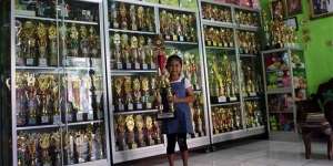 Luar Biasa! Raih Lebih dari 700 Piala, Anak Ini Jadi Guru di Sekolahnya Sendiri