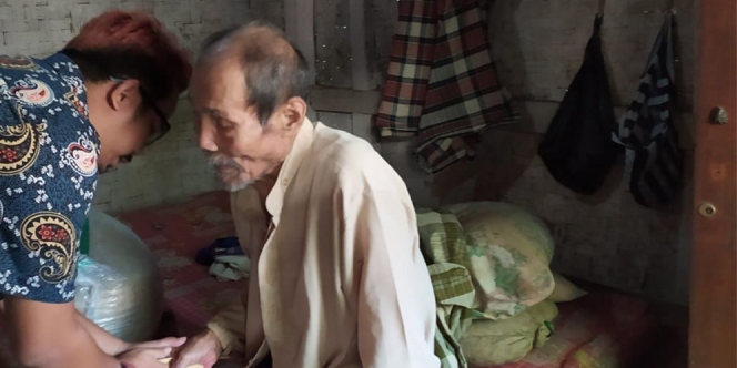 Kisah Pilu Kakek Asik, Hampir Buta karena Katarak dan Hidup Menua di Gubuk Sempit