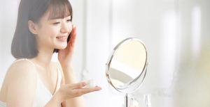 Biar Riasan Nggak Berantakan, Reapply Sunscreen saat Pakai Makeup Ada Tipsnya lho! Kepoin Yuk