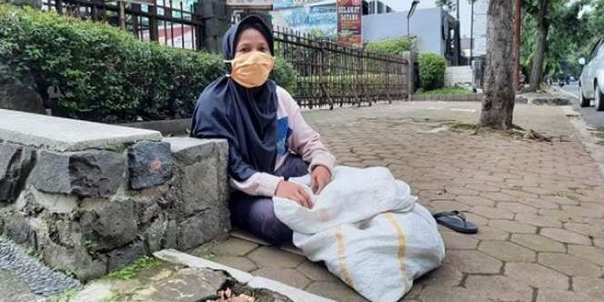 Usaha Bangkrut karena Corona, Ibu Ini Jadi Wanita 'Karung' di Pinggir Jalan Berharap Belas Kasihan