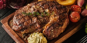 Cara Membuat Steak Daging Sapi Panggang yang Empuk, Ayam Rumahan Sederhana, juga Kambing dan Sausnya