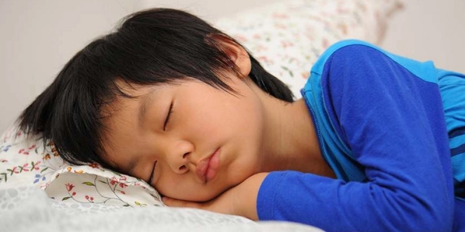 Waspada! Keseringan Main HP Bisa Bikin Anak Sulit Tidur