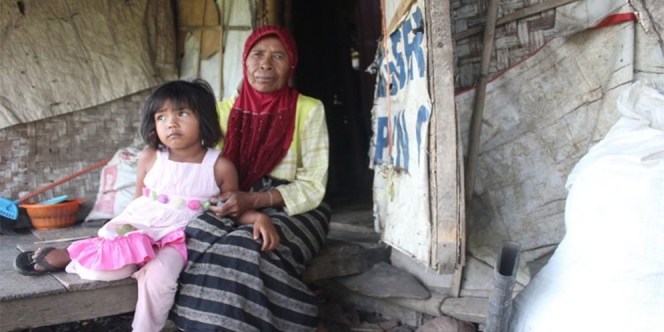Tanpa Listrik dan Air Bersih, Sudah 8 Tahun Nenek Ini Tinggal di Gubuk Sawah Bersama Cucunya