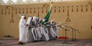 Beda Sama yang Lain, Arab Saudi Rayakan Idul Fitri dengan Pertunjukan Tarian Pedang Para Pria