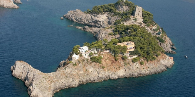 Berbentuk Mirip Lumba-Lumba, Pulau di Italia Disebut Dipenuhi Makhluk Mitologi!