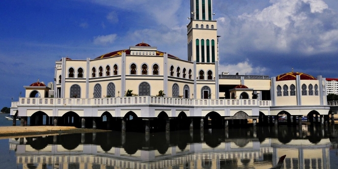 Unik, Ternyata Ada Masjid yang Mengapung di Atas Air Laut