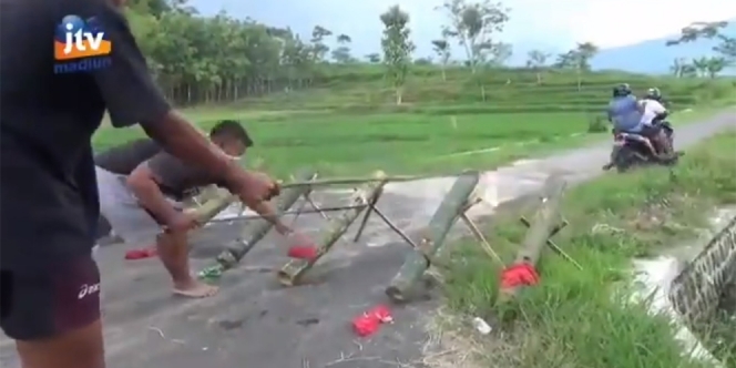 Antimainstream! Desa Ini Gunakan Meriam Bambu untuk Tangani Warga yang Ngotot Terobos PSBB