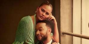 Chrissy Teigen, Istri John Legend Bakal Keluarkan Implan Payudaranya, Kenapa ya?