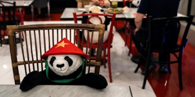 Terapkan Social Distancing, Restoran Ini Hadirkan Panda yang Siap Temani Waktu Makanmu