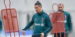 Penampilan Baru Ronaldo Pamerkan Rambut Panjangnya di Instagram, Yes or No Nih?