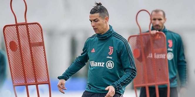 Penampilan Baru Ronaldo Pamerkan Rambut Panjangnya di Instagram, Yes or No Nih?