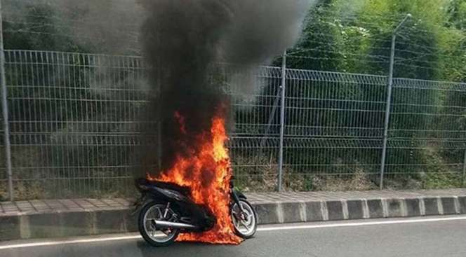 Ngambek Kendaraan Pinjaman Diambil, Pria Ini Bakar dan Lempar Motor Pakai Tabung LPG