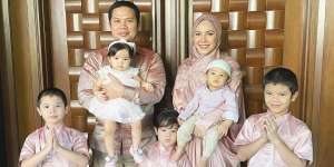 Banyak Anak Banyak Rezeki, Berikut Pasangan Artis dengan Anak Lebih Dari Empat yang Hidup Harmonis