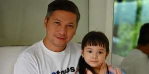 Masih Kecil, Gempita Udah Jago Banget Fotoin Papa Gading Loh! Kayak Fotografer Profesional!