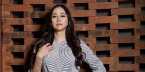 Aura Kasih Posting Foto Putri Kecilnya Berhijab, Lucu Banget Bikin Gemes!