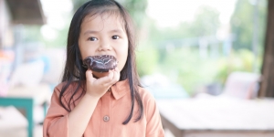 Nggak Perlu Panik saat Anak Doyan Makanan Manis, Gini Cara Ngatasinya Moms